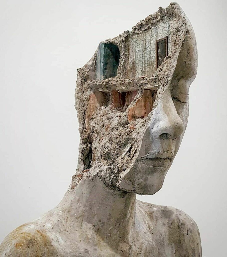 Tania Font'un "In Deconstruction" adlı heykel çalışması